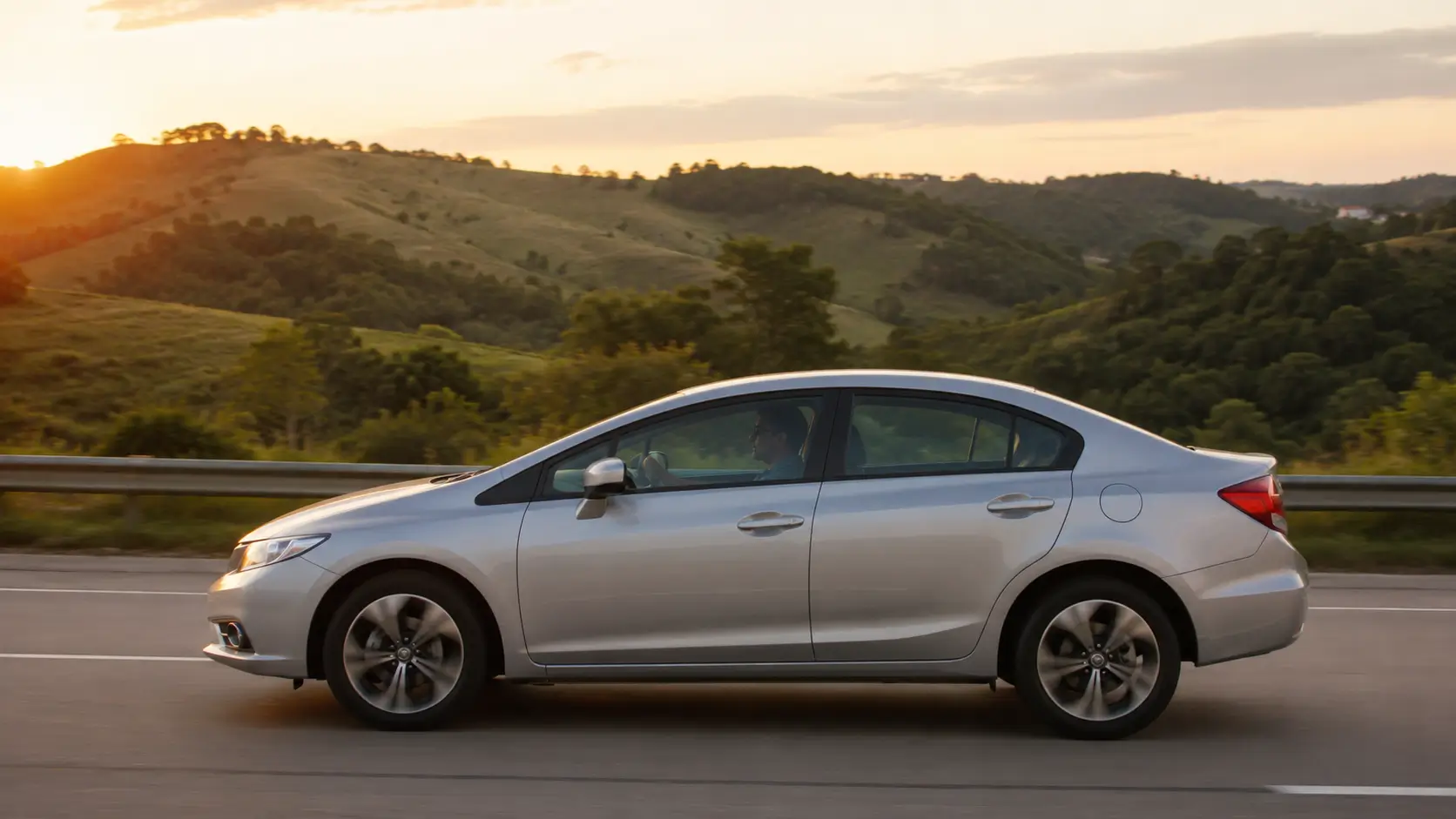 Honda Civic LXR 2014 prata em estrada