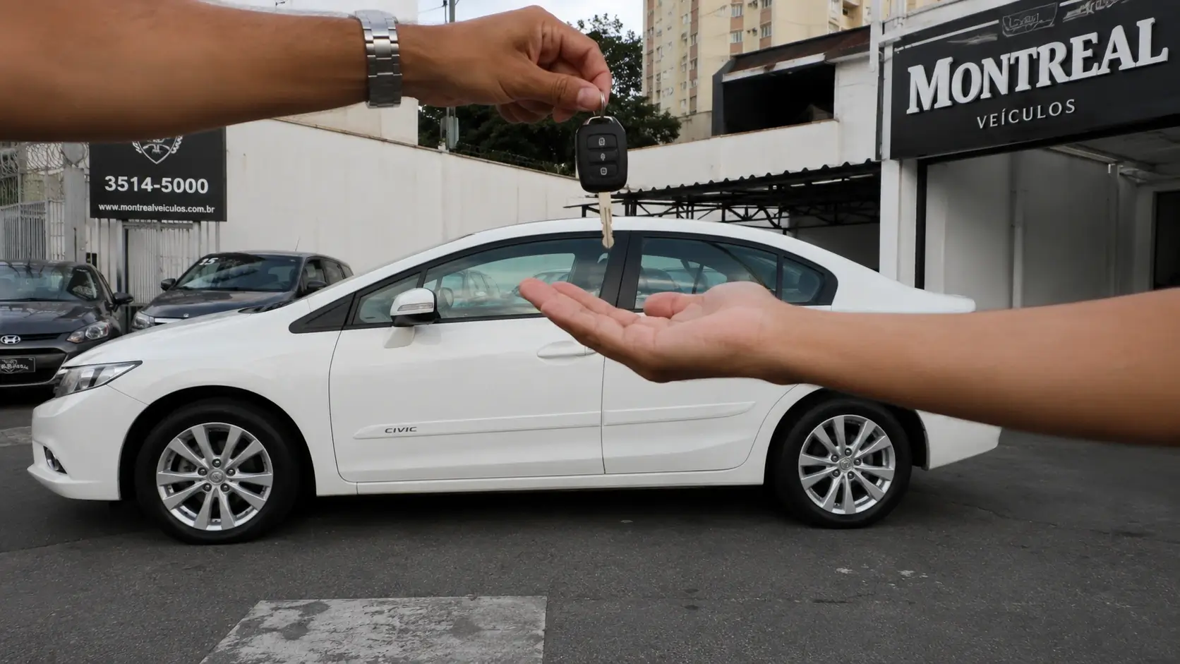 Entrega de chave de Honda Civic 2014 branco em concessionária